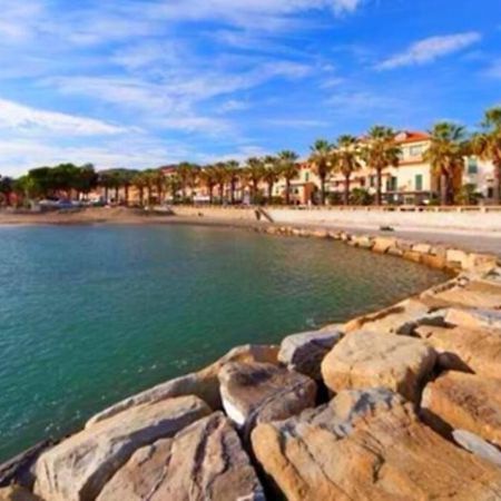Appartamento 50 Mt Mare Con Parcheggio Riservato ริวาลิกูเร ภายนอก รูปภาพ